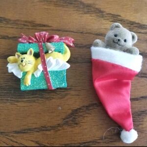 2 Vintage Pins / Brooches